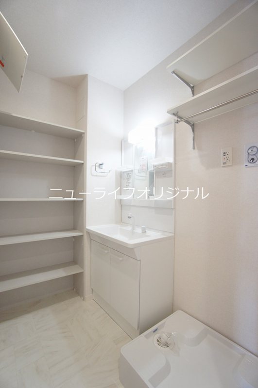 洗面設備　シャワー付き洗面台で忙しい朝でも楽に身支度が出来ます！