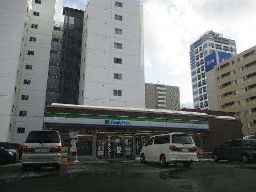 コンビニ　ファミリーマート南２条東４丁目（コンビニ）まで563m