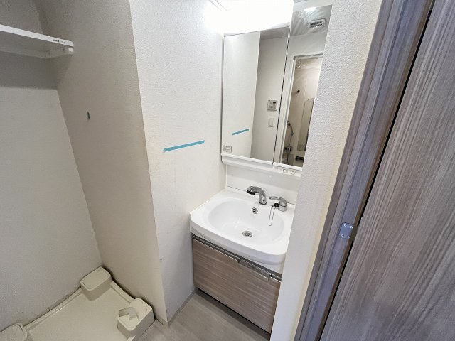 洗面設備　明るい洗面所です