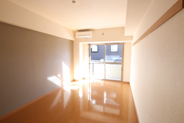 居室・リビング　【洋室９．１帖】広々としたお部屋です♪