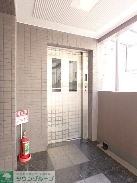 セキュリティ　防犯窓付きエレベーター
