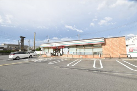 コンビニ　セブンイレブン 堺草部店（コンビニ）まで770m