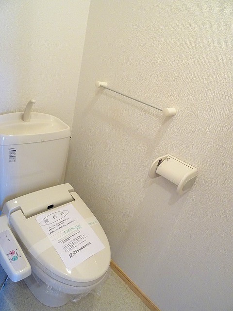 トイレ　温水洗浄便座完備です。