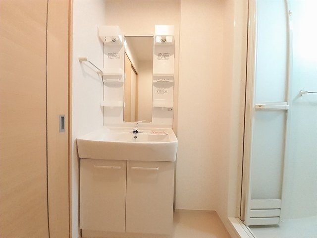 洗面設備　明るい洗面所です