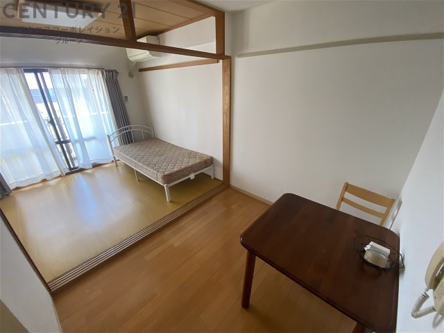 居室・リビング　床色が落ち着いた色合いで綺麗です♪