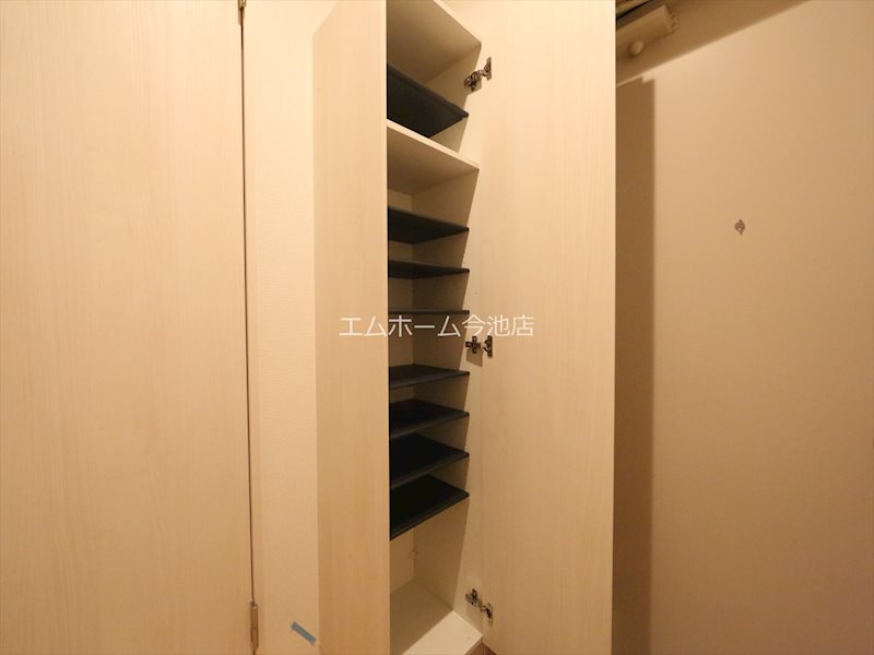 玄関　玄関　シューズボックス付（収納充実しています