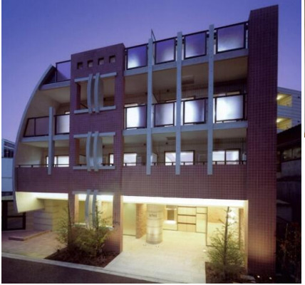 建物外観　鉄筋コンクリート造のがっちりとした建物。