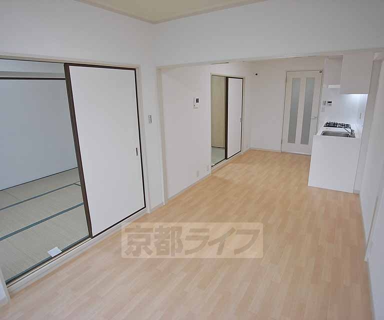 居室・リビング　白壁に改装されたお部屋です。