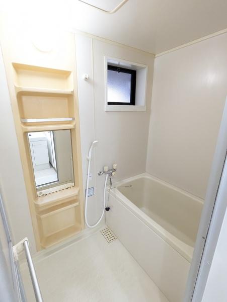 バス・シャワールーム　窓付きお風呂で、換気も楽々！