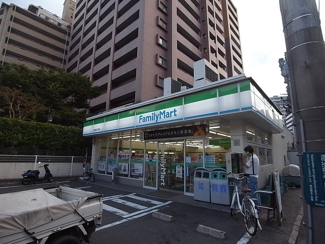コンビニ　ファミリーマート 福岡渡辺通三丁目店（コンビニ）まで31m