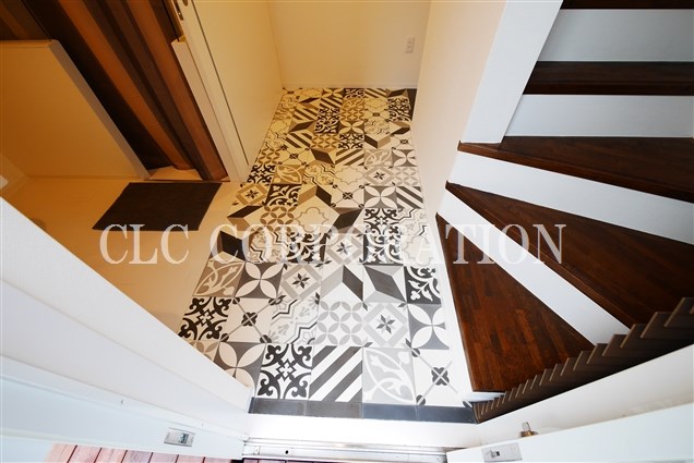 玄関　めずらしいベトナムタイル敷きの玄関です