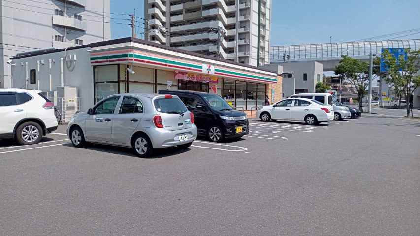 コンビニ　セブン－イレブン福岡井尻３丁目店（コンビニ）まで246m