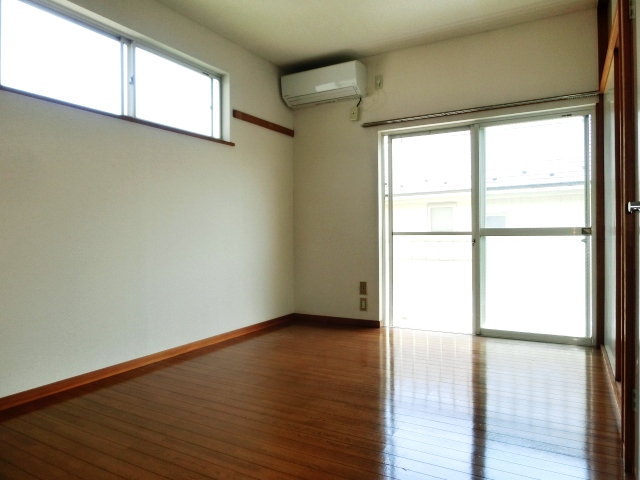 居室・リビング　２面採光の明るい居室スペース。