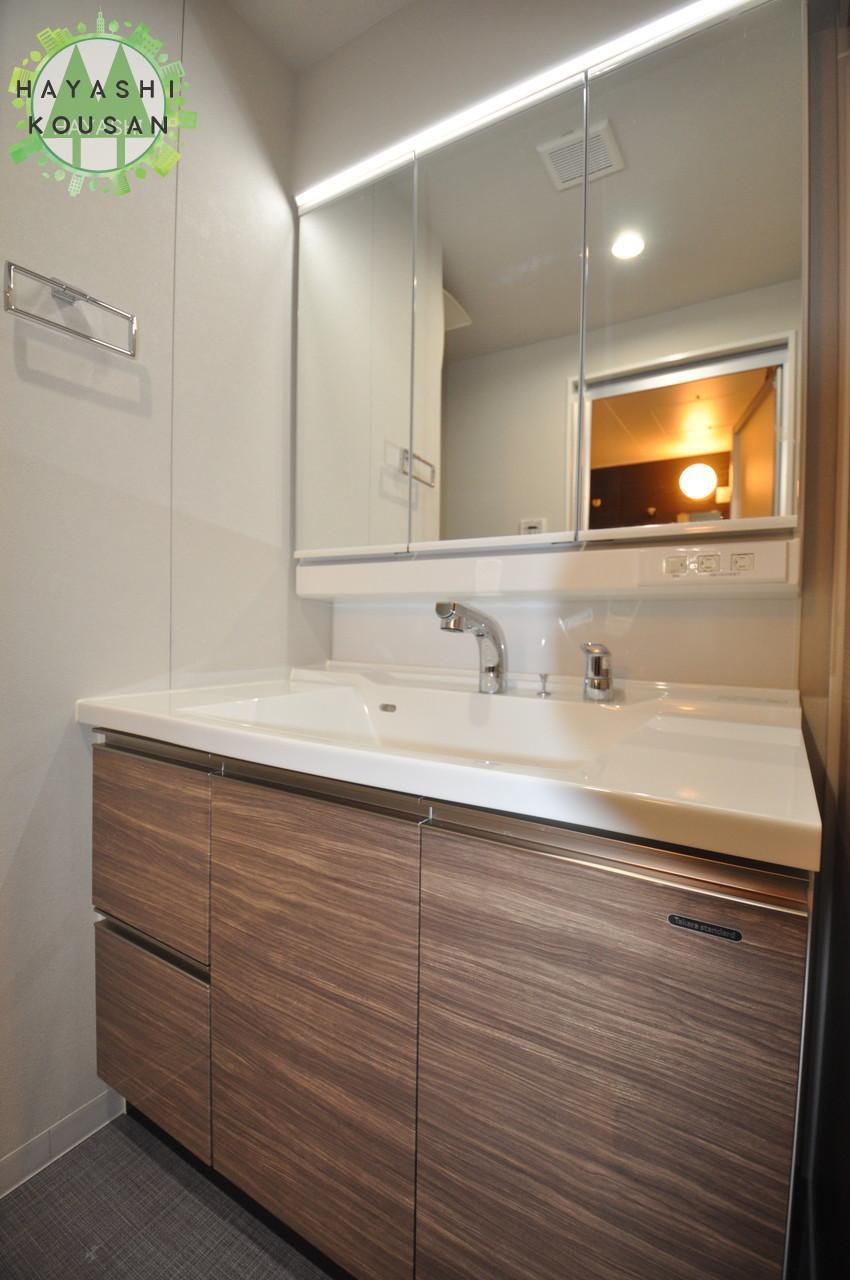 洗面設備　広めの洗面台