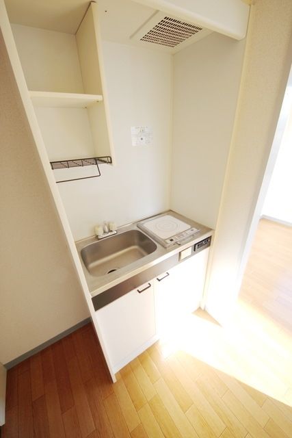 キッチン　☆キッチン上に収納棚あり、左冷蔵庫置き場☆