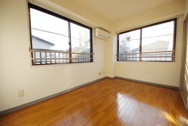 居室・リビング　☆2面採光で日差したっぷり☆