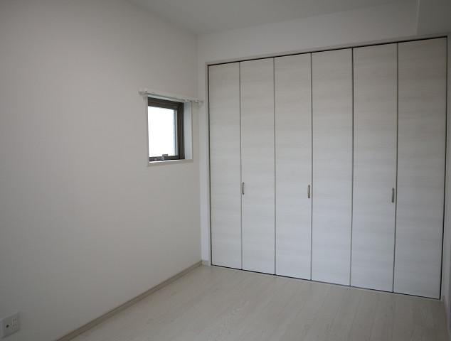 その他　205号室モデルです。床・建具の色合いは異なります。