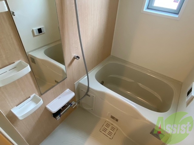 バス・シャワールーム　浴室はゆったりと浸かれるサイズ感になっています。