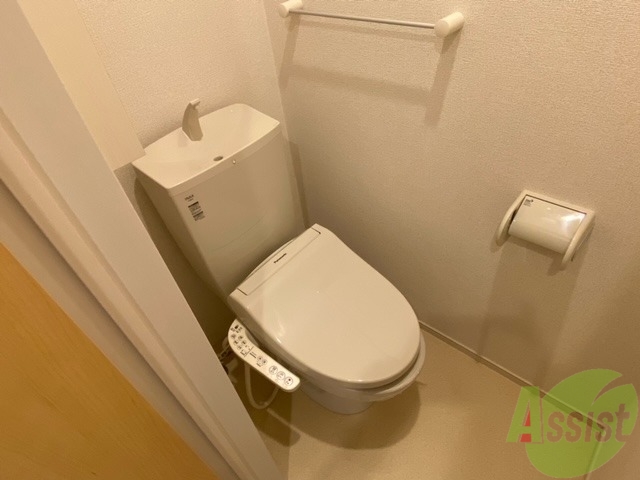 トイレ　温水洗浄便座なので快適に使用できそうですね。