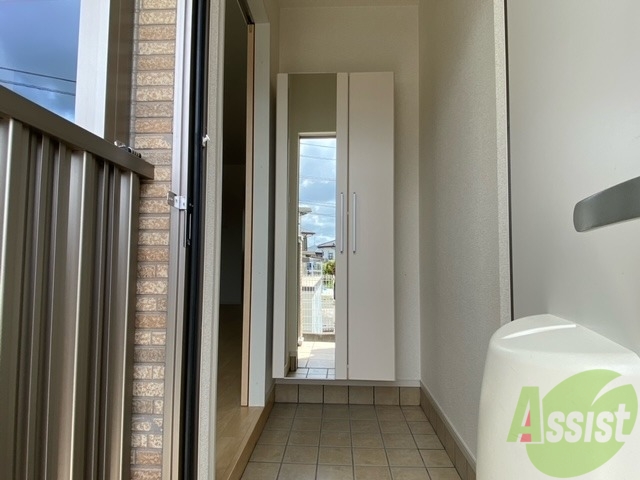 玄関　玄関から撮影しました。敷居が高くなくて安心ですね。