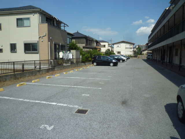 駐車場　ワイドな駐車場スペース