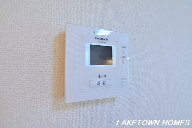 セキュリティ　来訪者の確認が出来るモニター付インターホンです。