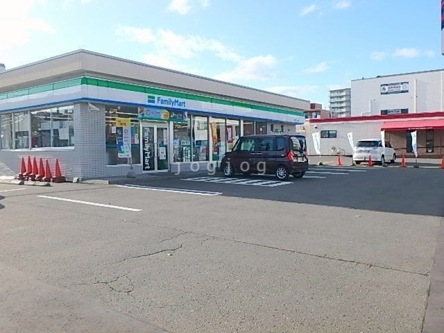 コンビニ　ファミリーマート　札幌ドーム前店（コンビニ）まで253m