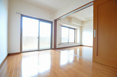 居室・リビング　間取り同タイプ（号室により床・建具・キッチン・バスルームの色