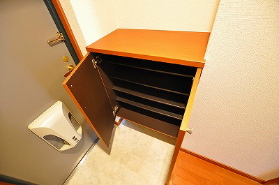 玄関　間取り同タイプ（号室により床・建具・キッチン・バスルームの色