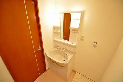 洗面設備　間取り同タイプ（号室により床・建具・キッチン・バスルームの色