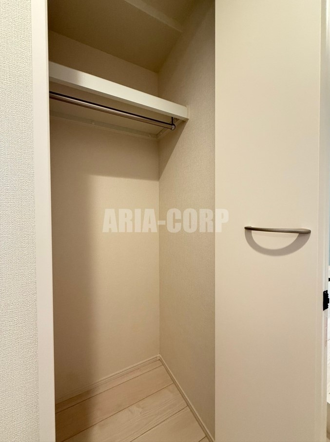 収納　クローゼット。上部には便利な棚がございます！
