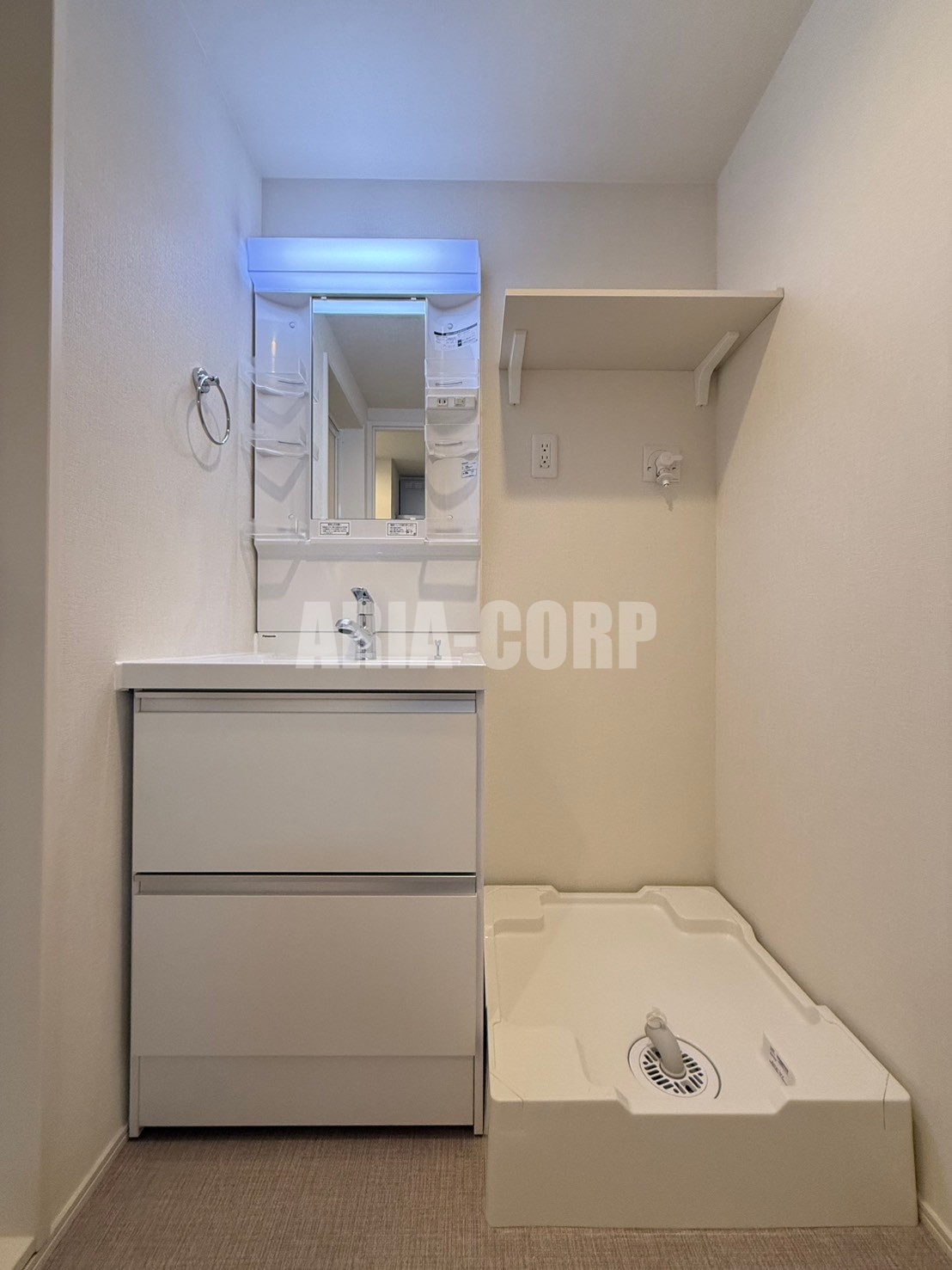 洗面設備　独立洗面台。シャワーヘッドタイプで洗髪や手入れに◎です