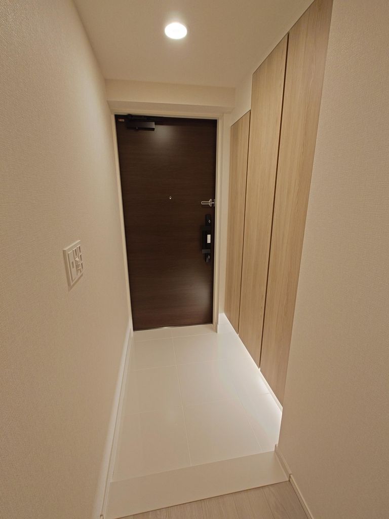 玄関　同タイプの間取り部屋の写真です。お色等異なる場合があります。