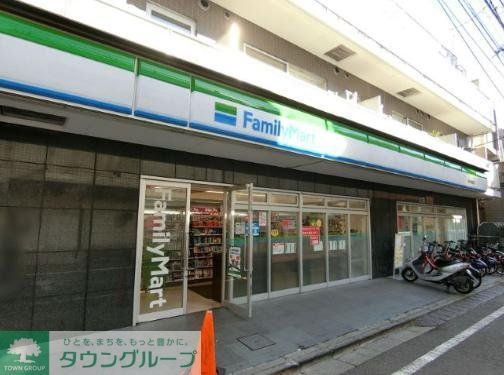 コンビニ　ファミリーマート西麻布霞町店（コンビニ）まで160m