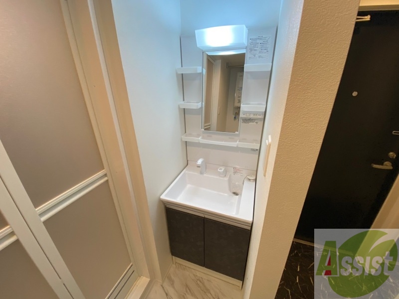 洗面設備　大きくて使いやすそうな独立洗面台になっています。