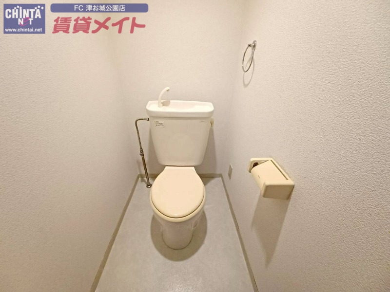 トイレ　同じ物件、別部屋の写真です