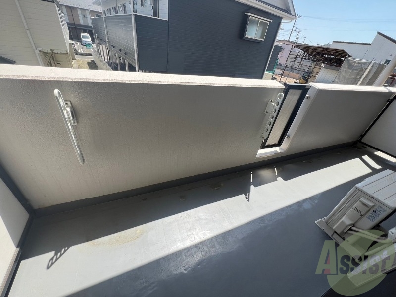 バルコニー　バルコニーは天気の良い日には洗濯物もよく乾きそうですね。