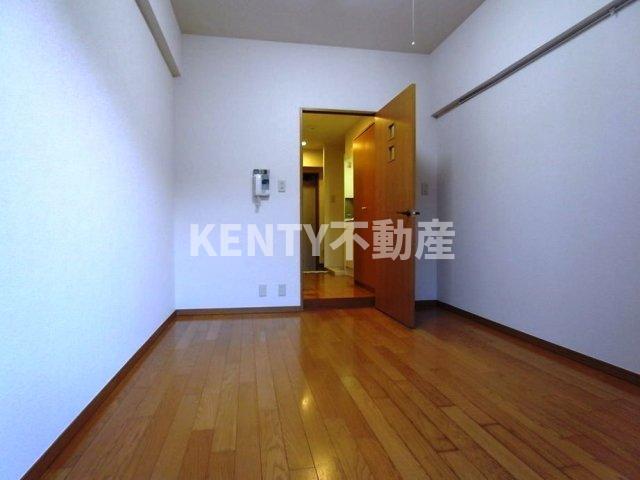 その他部屋・スペース　落ち着いた色調の寝室です