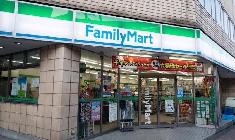 コンビニ　ファミリーマート（コンビニ）まで504m