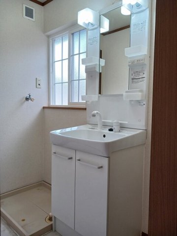 洗面設備　明るい洗面所です