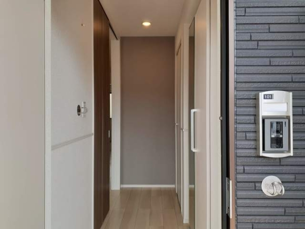 玄関　※参考写真　同建築メーカー施工の同間取完成他物件のものです。