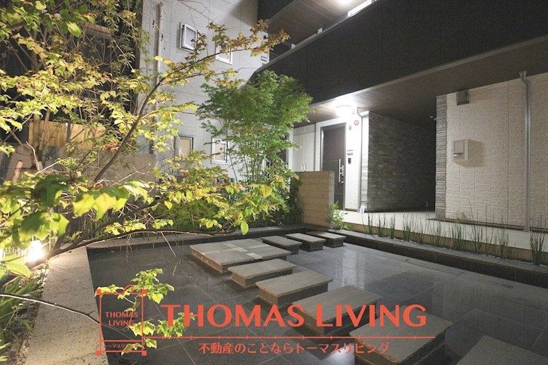 建物外観　高級感のある中庭がある物件です。