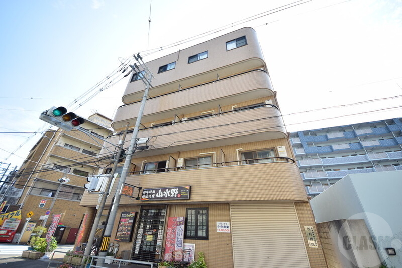 建物外観　駅徒歩６分、タイル貼りの綺麗な外観