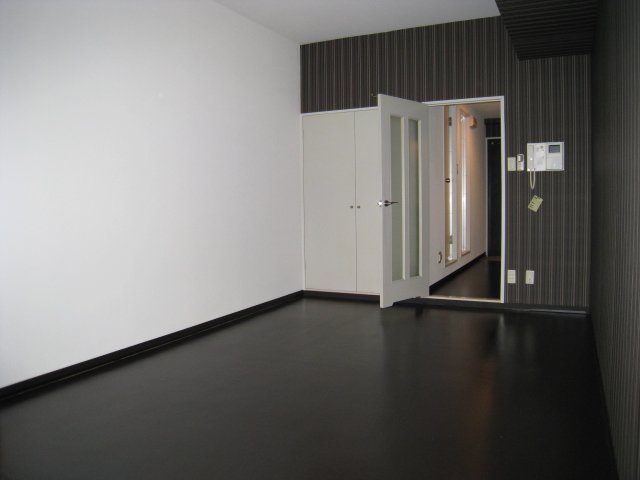 居室・リビング　同物件、別号室のものです。