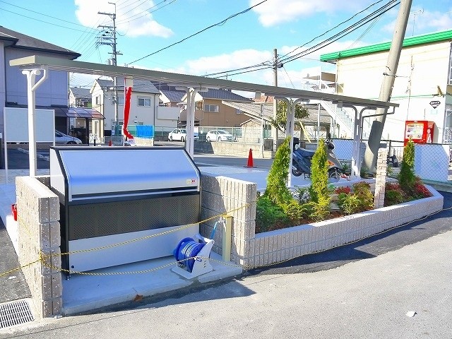 その他共有部分　敷地内にゴミ捨て場もありますよ。