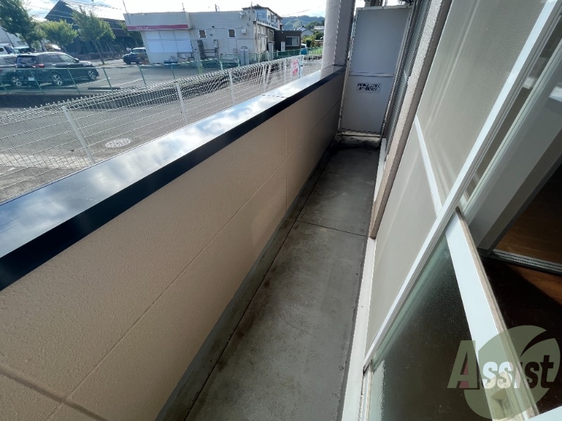 バルコニー　こちらは２階の写真です。バルコニーは洗濯物も問題なく干せそう