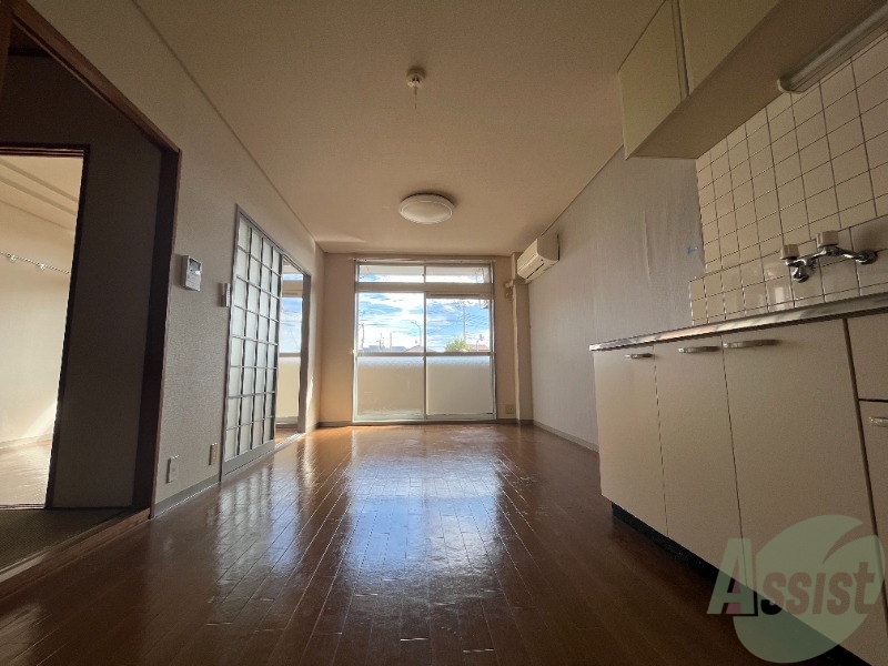 居室・リビング　広々として、家具関係も問題なく置けそうですね。