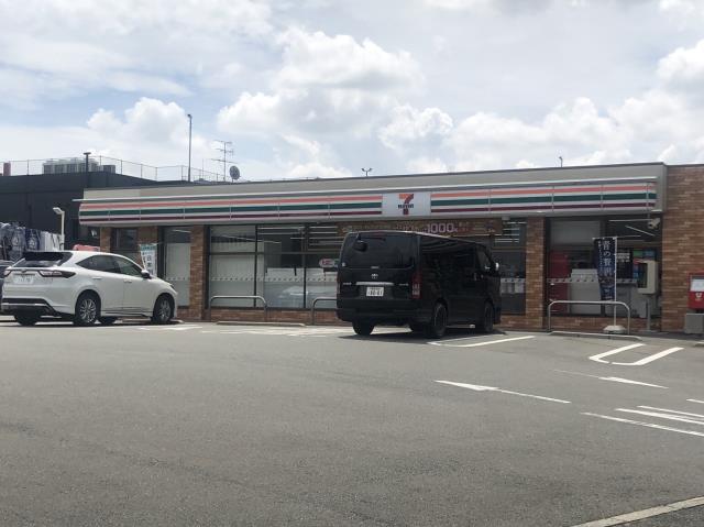 コンビニ　セブンイレブン（コンビニ）まで1096m