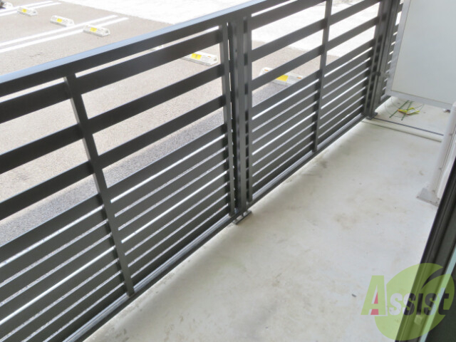 バルコニー　バルコニー部分はしっかり柵で区切られています。