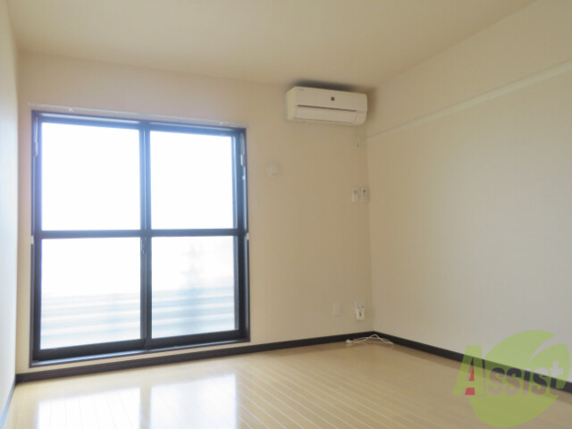 居室・リビング　リビングは白を基調とした７．６畳のお部屋です。